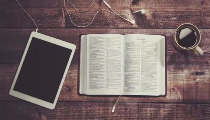 Aplicativo de Ler Biblia pelo celular - app gratuito e facil de mecher